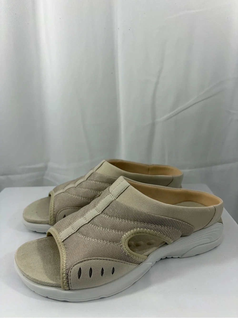 NWT Easy Spirit Women’s Size 7.5 Beige Slip-On Shoes